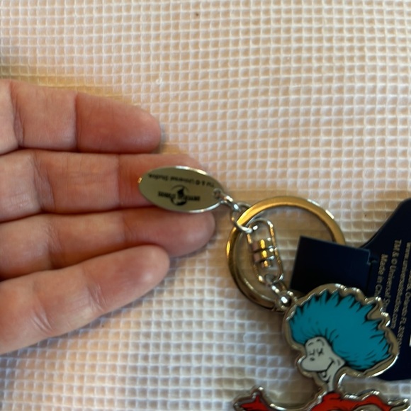 Universal Studios Thing 2 keychain - Picture 4 of 8